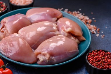 Çiğ tavuk budu fileto, protein kaynağı olarak kümes hayvanları eti. Tasarımın için yemek arkaplanı olarak tavuk budu filetosu..