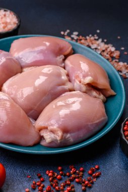 Çiğ tavuk budu fileto, protein kaynağı olarak kümes hayvanları eti. Tasarımın için yemek arkaplanı olarak tavuk budu filetosu..