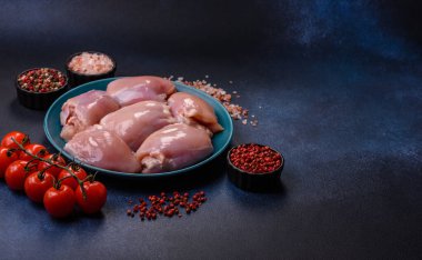 Çiğ tavuk budu fileto, protein kaynağı olarak kümes hayvanları eti. Tasarımın için yemek arkaplanı olarak tavuk budu filetosu..