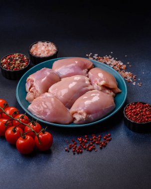 Çiğ tavuk budu fileto, protein kaynağı olarak kümes hayvanları eti. Tasarımın için yemek arkaplanı olarak tavuk budu filetosu..