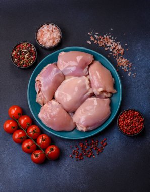 Çiğ tavuk budu fileto, protein kaynağı olarak kümes hayvanları eti. Tasarımın için yemek arkaplanı olarak tavuk budu filetosu..