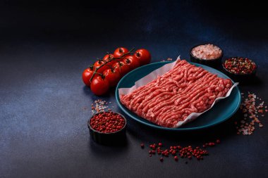 Çiğ et ya da domuz eti, hamburger ya da diğer yemek hazırlıkları için et. Tasarımınız için yemek arkaplanı olarak çiğ et..