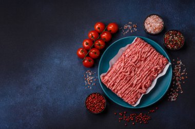 Çiğ et ya da domuz eti, hamburger ya da diğer yemek hazırlıkları için et. Tasarımınız için yemek arkaplanı olarak çiğ et..