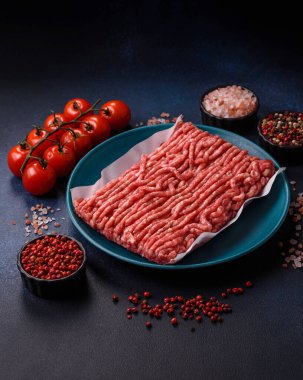 Çiğ et ya da domuz eti, hamburger ya da diğer yemek hazırlıkları için et. Tasarımınız için yemek arkaplanı olarak çiğ et..