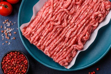 Çiğ et ya da domuz eti, hamburger ya da diğer yemek hazırlıkları için et. Tasarımınız için yemek arkaplanı olarak çiğ et..