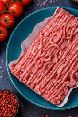 Çiğ et ya da domuz eti, hamburger ya da diğer yemek hazırlıkları için et. Tasarımınız için yemek arkaplanı olarak çiğ et..