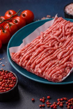 Çiğ et ya da domuz eti, hamburger ya da diğer yemek hazırlıkları için et. Tasarımınız için yemek arkaplanı olarak çiğ et..