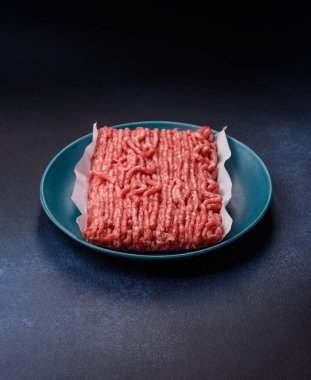 Çiğ et ya da domuz eti, hamburger ya da diğer yemek hazırlıkları için et. Tasarımınız için yemek arkaplanı olarak çiğ et..