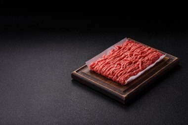 Çiğ et ya da domuz eti, hamburger ya da diğer yemek hazırlıkları için et. Tasarımınız için yemek arkaplanı olarak çiğ et..