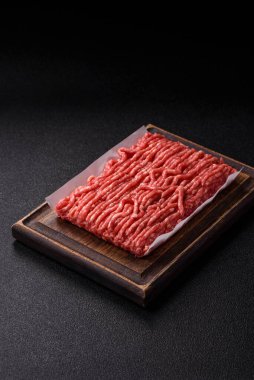 Çiğ et ya da domuz eti, hamburger ya da diğer yemek hazırlıkları için et. Tasarımınız için yemek arkaplanı olarak çiğ et..