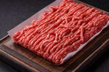 Çiğ et ya da domuz eti, hamburger ya da diğer yemek hazırlıkları için et. Tasarımınız için yemek arkaplanı olarak çiğ et..