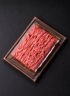 Çiğ et ya da domuz eti, hamburger ya da diğer yemek hazırlıkları için et. Tasarımınız için yemek arkaplanı olarak çiğ et..