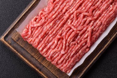 Çiğ et ya da domuz eti, hamburger ya da diğer yemek hazırlıkları için et. Tasarımınız için yemek arkaplanı olarak çiğ et..