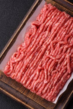 Çiğ et ya da domuz eti, hamburger ya da diğer yemek hazırlıkları için et. Tasarımınız için yemek arkaplanı olarak çiğ et..