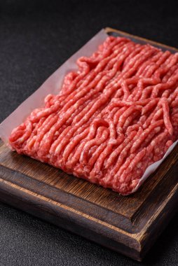 Çiğ et ya da domuz eti, hamburger ya da diğer yemek hazırlıkları için et. Tasarımınız için yemek arkaplanı olarak çiğ et..