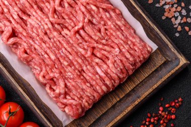 Çiğ et ya da domuz eti, hamburger ya da diğer yemek hazırlıkları için et. Tasarımınız için yemek arkaplanı olarak çiğ et..