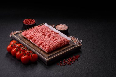 Çiğ et ya da domuz eti, hamburger ya da diğer yemek hazırlıkları için et. Tasarımınız için yemek arkaplanı olarak çiğ et..