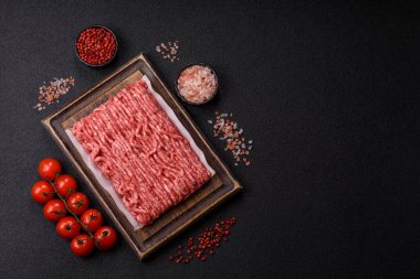 Çiğ et ya da domuz eti, hamburger ya da diğer yemek hazırlıkları için et. Tasarımınız için yemek arkaplanı olarak çiğ et..