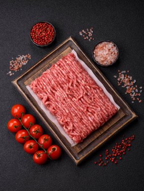 Çiğ et ya da domuz eti, hamburger ya da diğer yemek hazırlıkları için et. Tasarımınız için yemek arkaplanı olarak çiğ et..