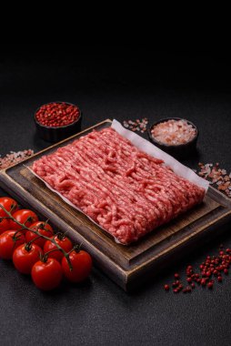 Çiğ et ya da domuz eti, hamburger ya da diğer yemek hazırlıkları için et. Tasarımınız için yemek arkaplanı olarak çiğ et..