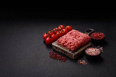 Çiğ et ya da domuz eti, hamburger ya da diğer yemek hazırlıkları için et. Tasarımınız için yemek arkaplanı olarak çiğ et..