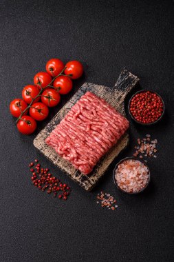Çiğ et ya da domuz eti, hamburger ya da diğer yemek hazırlıkları için et. Tasarımınız için yemek arkaplanı olarak çiğ et..