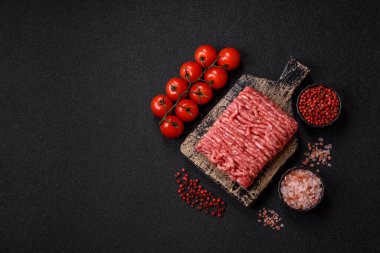 Çiğ et ya da domuz eti, hamburger ya da diğer yemek hazırlıkları için et. Tasarımınız için yemek arkaplanı olarak çiğ et..