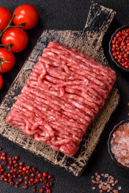 Çiğ et ya da domuz eti, hamburger ya da diğer yemek hazırlıkları için et. Tasarımınız için yemek arkaplanı olarak çiğ et..