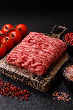 Çiğ et ya da domuz eti, hamburger ya da diğer yemek hazırlıkları için et. Tasarımınız için yemek arkaplanı olarak çiğ et..