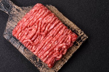 Çiğ et ya da domuz eti, hamburger ya da diğer yemek hazırlıkları için et. Tasarımınız için yemek arkaplanı olarak çiğ et..