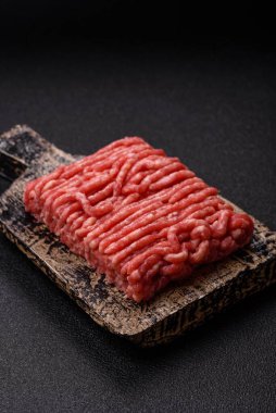 Çiğ et ya da domuz eti, hamburger ya da diğer yemek hazırlıkları için et. Tasarımınız için yemek arkaplanı olarak çiğ et..