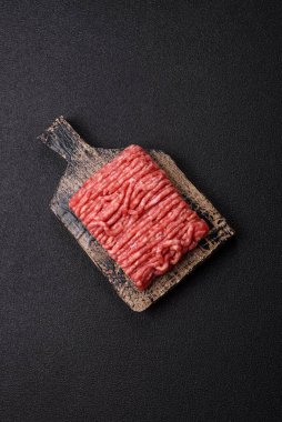 Çiğ et ya da domuz eti, hamburger ya da diğer yemek hazırlıkları için et. Tasarımınız için yemek arkaplanı olarak çiğ et..