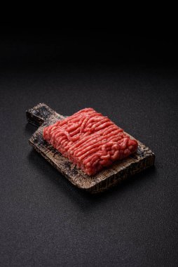 Çiğ et ya da domuz eti, hamburger ya da diğer yemek hazırlıkları için et. Tasarımınız için yemek arkaplanı olarak çiğ et..