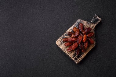 Seramik tabakta kurutulmuş hurmalar, ramazan tabağı için Arapça yiyecekler. Kurumuş tarihler tasarımın için bir yemek arkaplanı olarak kullanılacak..