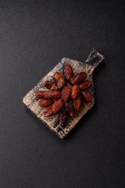 Seramik tabakta kurutulmuş hurmalar, ramazan tabağı için Arapça yiyecekler. Kurumuş tarihler tasarımın için bir yemek arkaplanı olarak kullanılacak..