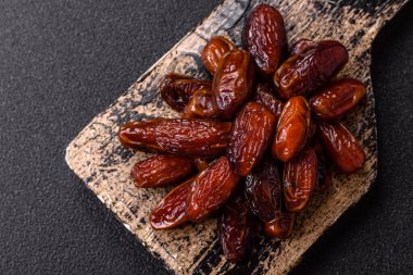 Seramik tabakta kurutulmuş hurmalar, ramazan tabağı için Arapça yiyecekler. Kurumuş tarihler tasarımın için bir yemek arkaplanı olarak kullanılacak..