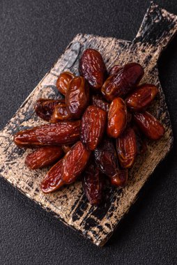 Seramik tabakta kurutulmuş hurmalar, ramazan tabağı için Arapça yiyecekler. Kurumuş tarihler tasarımın için bir yemek arkaplanı olarak kullanılacak..