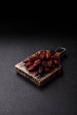 Seramik tabakta kurutulmuş hurmalar, ramazan tabağı için Arapça yiyecekler. Kurumuş tarihler tasarımın için bir yemek arkaplanı olarak kullanılacak..