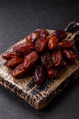 Seramik tabakta kurutulmuş hurmalar, ramazan tabağı için Arapça yiyecekler. Kurumuş tarihler tasarımın için bir yemek arkaplanı olarak kullanılacak..