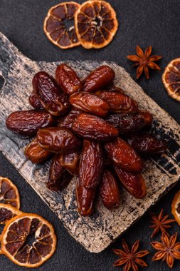 Seramik tabakta kurutulmuş hurmalar, ramazan tabağı için Arapça yiyecekler. Kurumuş tarihler tasarımın için bir yemek arkaplanı olarak kullanılacak..