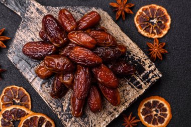 Seramik tabakta kurutulmuş hurmalar, ramazan tabağı için Arapça yiyecekler. Kurumuş tarihler tasarımın için bir yemek arkaplanı olarak kullanılacak..