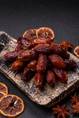 Seramik tabakta kurutulmuş hurmalar, ramazan tabağı için Arapça yiyecekler. Kurumuş tarihler tasarımın için bir yemek arkaplanı olarak kullanılacak..