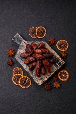 Seramik tabakta kurutulmuş hurmalar, ramazan tabağı için Arapça yiyecekler. Kurumuş tarihler tasarımın için bir yemek arkaplanı olarak kullanılacak..