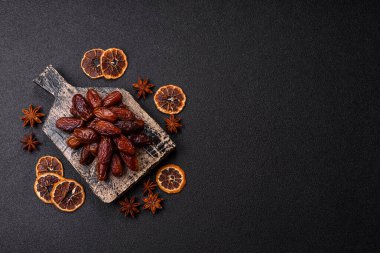 Seramik tabakta kurutulmuş hurmalar, ramazan tabağı için Arapça yiyecekler. Kurumuş tarihler tasarımın için bir yemek arkaplanı olarak kullanılacak..