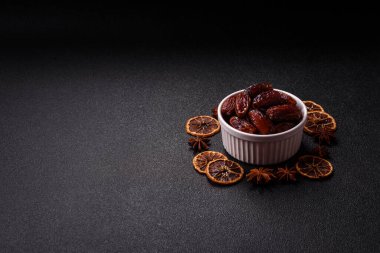 Seramik tabakta kurutulmuş hurmalar, ramazan tabağı için Arapça yiyecekler. Kurumuş tarihler tasarımın için bir yemek arkaplanı olarak kullanılacak..
