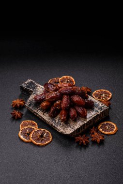 Seramik tabakta kurutulmuş hurmalar, ramazan tabağı için Arapça yiyecekler. Kurumuş tarihler tasarımın için bir yemek arkaplanı olarak kullanılacak..