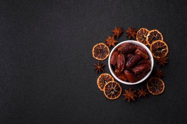 Seramik tabakta kurutulmuş hurmalar, ramazan tabağı için Arapça yiyecekler. Kurumuş tarihler tasarımın için bir yemek arkaplanı olarak kullanılacak..