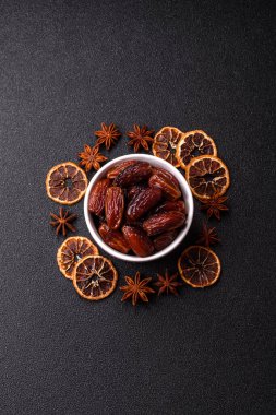 Seramik tabakta kurutulmuş hurmalar, ramazan tabağı için Arapça yiyecekler. Kurumuş tarihler tasarımın için bir yemek arkaplanı olarak kullanılacak..
