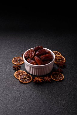 Seramik tabakta kurutulmuş hurmalar, ramazan tabağı için Arapça yiyecekler. Kurumuş tarihler tasarımın için bir yemek arkaplanı olarak kullanılacak..