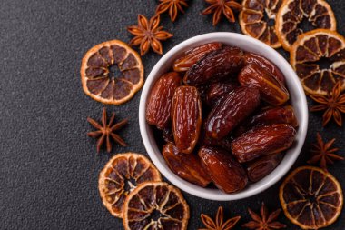 Seramik tabakta kurutulmuş hurmalar, ramazan tabağı için Arapça yiyecekler. Kurumuş tarihler tasarımın için bir yemek arkaplanı olarak kullanılacak..